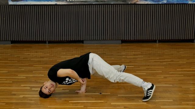 Tower freeze breiko pamoka su Bboy Deni @SKILLZ studio (LT) смотреть онлайн