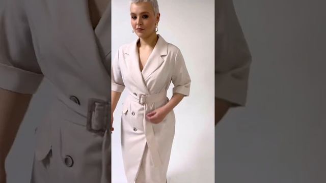 Бежевое двубортное платье с коротким рукавом смотреть онлайн
