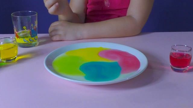 Детский эксперимент : рисуем на молоке / Опыты и эксперименты для детей - молоко и жидкое мыло смотреть онлайн