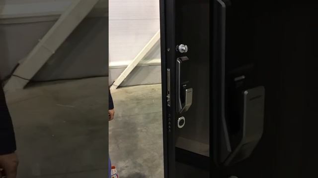 Электронные замки на дверях на строительной выставке в Новосибирске 11-02-2016