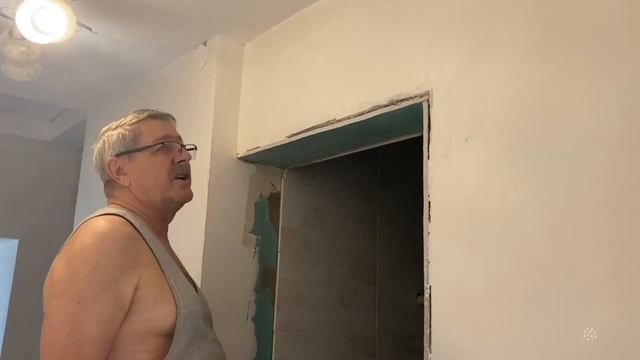 Доклеили комнату.   Пересадила спатифиллум. Обзор рассады. Фиалки зацвели. Серия № 154.