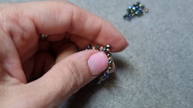 Кольцо из бисера и бусин. Простой мастер-класс | DIY | Tutorial beadwork смотреть онлайн
