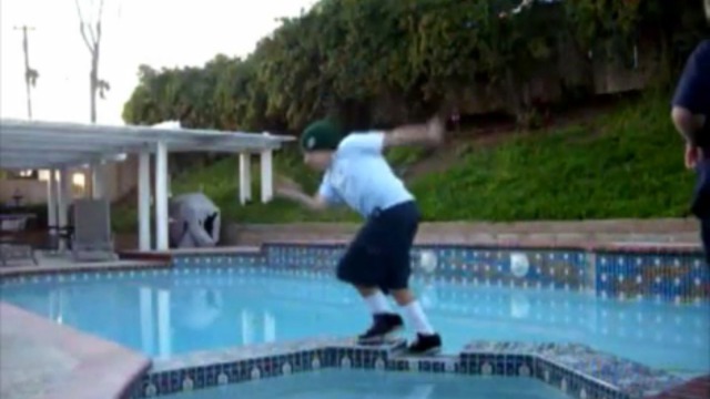 Пал жертвой бассейна смотреть онлайн