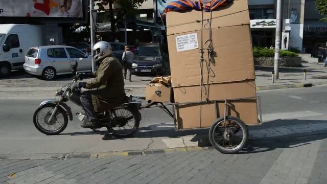 Грузовой мопед в Скопье смотреть онлайн