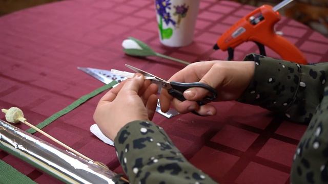Цветы из гофрированной бумаги - делаем подснежники | Московское долголетие смотреть онлайн