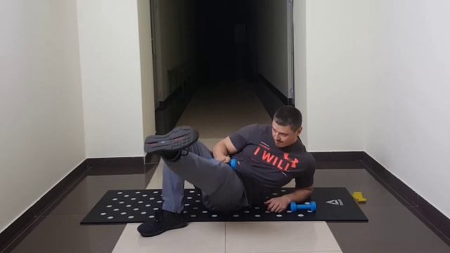 Приведение ноги с гантелей лежа на полу смотреть онлайн