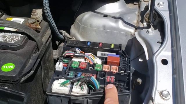Qué fusible controla las luces del frente del Toyota Yaris 2007-2012 смотреть онлайн