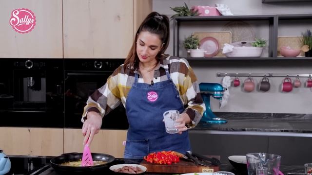 Reispfanne mit Rindfleisch und Gemüse / Asia Style смотреть онлайн