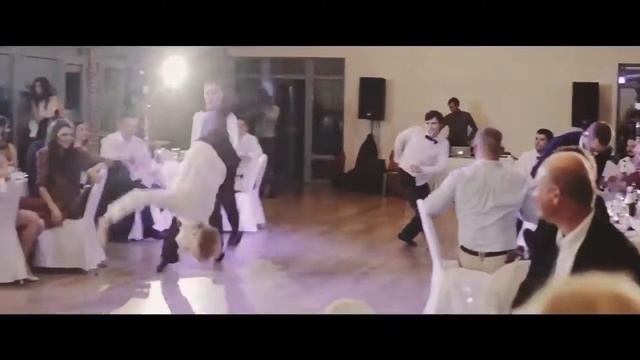 Танцующие официанты 1 - ТО «ШоуГрад» 8(911)921-52-62 Организация и проведения шоу СПб! смотреть онлайн