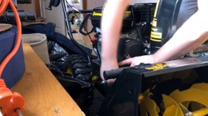 Снегоуборщик Champion ST 556, проблемы с ремнем. Для кого 8 Марта, а для кого уборка снега.