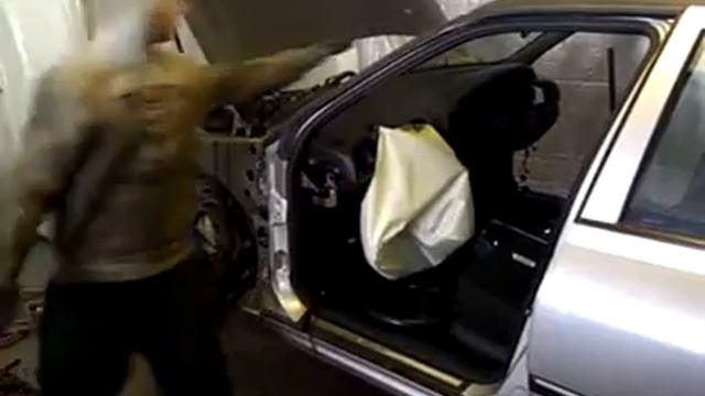 Peugeot 406 crash test - airbag explosion смотреть онлайн