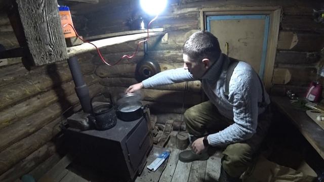? Один в Тайге.Ночёвка в Лесной Избе.Супер суп и Жареная Щука на Печке.Принёс вещи для лесного дома смотреть онлайн