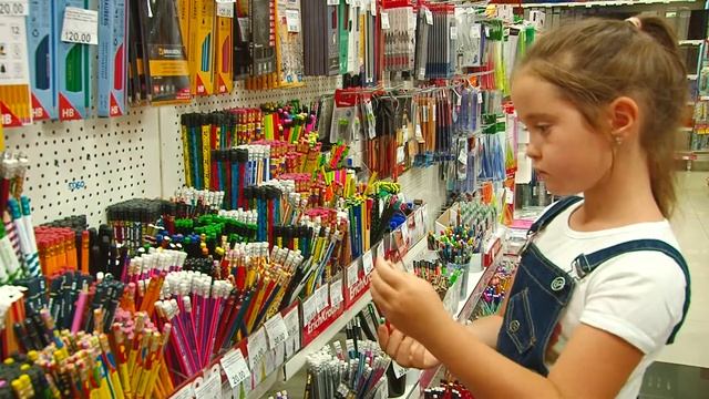 Жить легко №100. Как выбрать школьные принадлежности? смотреть онлайн