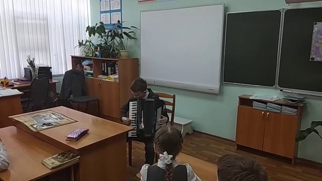 Катюшу на аккордеоне играю в школе смотреть онлайн