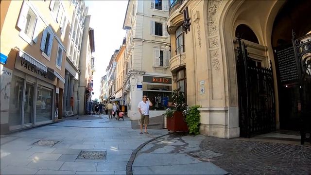 Walking around Evian-Les-Bains France смотреть онлайн