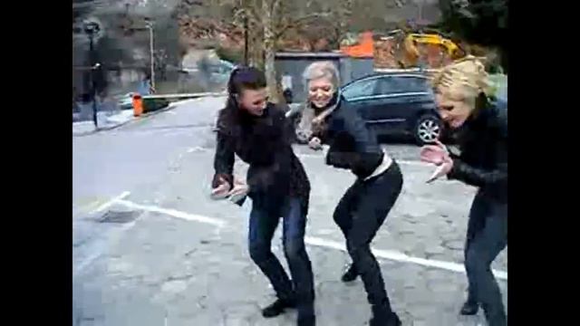 А я бы их всё ровно постриг