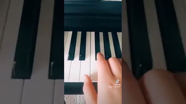 Учимся играть хит Тиктока на пианино. смотреть онлайн