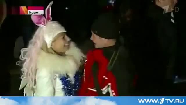 РОССИЯ ВСТРЕТИЛА НОВЫЙ ГОД 2015 С ФЕЙЕРВЕРКАМИ И САЛЮТАМИ 01 01 2015 смотреть онлайн