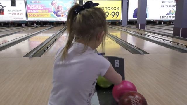 игра в БОУЛИНГ в УФЕ смотреть онлайн