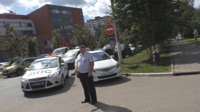 г.Одинцово. Быдло на мерседесе. Бардак под окнами прокуратуры и СК смотреть онлайн