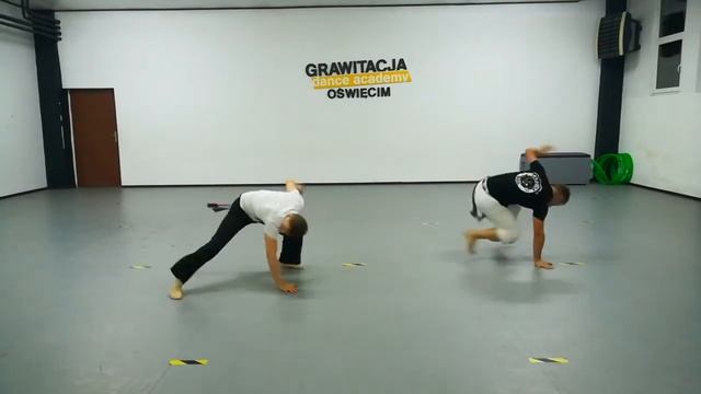 Capoeira sequences - Meia lua de compasso, esquiva baixa, Negativa de costa, esquiva de lado, queix смотреть онлайн