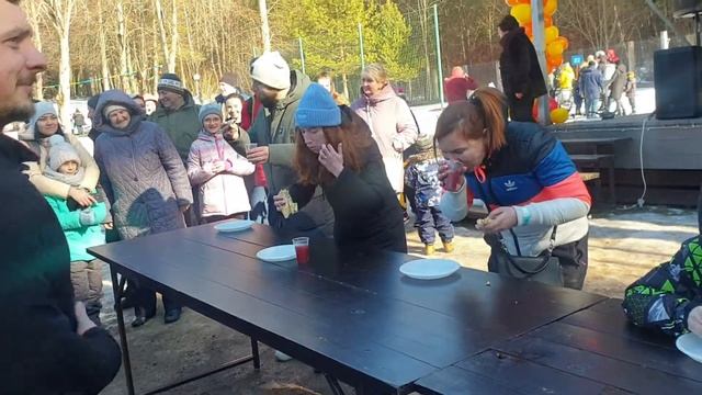 Фестивальный .Масленица . Поедание на скорость блинов. смотреть онлайн