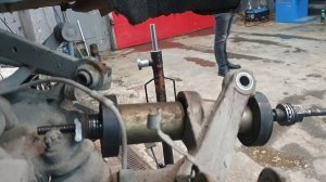 Замена сайлентблока в кулаке задней подвески тойота авенсис.