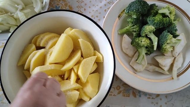 КАРАСІ в СМЕТАНІ запечені з овочами в духовці - це СМАКОТА... смотреть онлайн