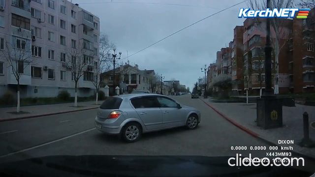 Чуть было не было или дрифт по-керченски: водитель чудом избежал столкновения с фонарём смотреть онлайн