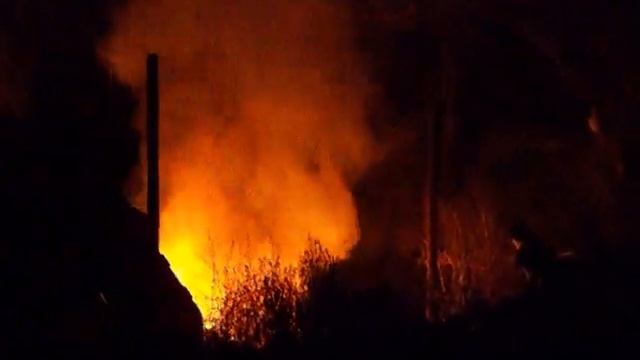 Никопль. Коммунольщики жгут мусор возле АЗС смотреть онлайн