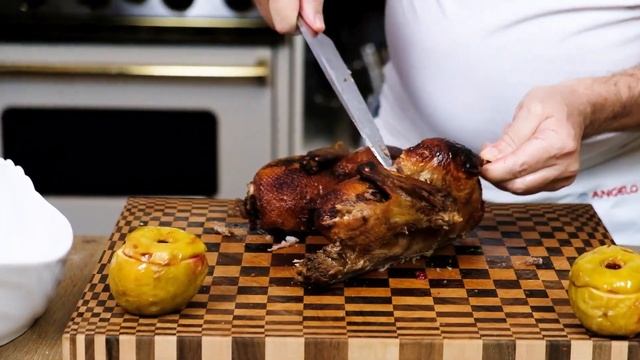 Как разделать запеченную утку. Готовит Савва Либкин смотреть онлайн