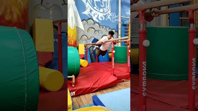 Кувырок на брусьях. #физра  #школьнаяпрограмма