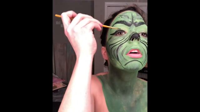 GRINCH MAKEUP TUTORIAL | How to paint the Grinch | HALLOWEEN MAKEUP смотреть онлайн
