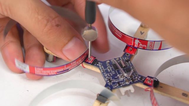 Faça um Incrível Mini Drone com latinhas de refrigerante смотреть онлайн