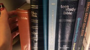 ASMR * ? Book Tapping & Scratching * Book Spines * Fast Tapping * No Talking * ASMRVilla