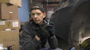 Замена втулки рулевой рейки на Солярисе с помощью домкрата