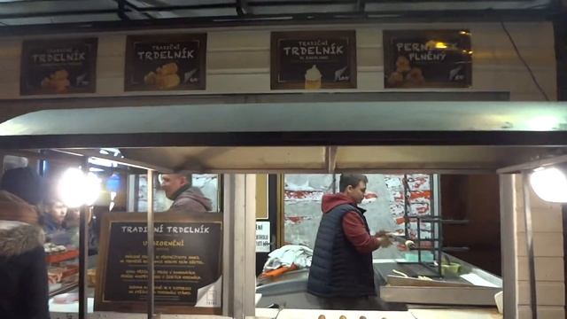 Трдельник-национальное чешское лакомство. Готовят на улице. смотреть онлайн