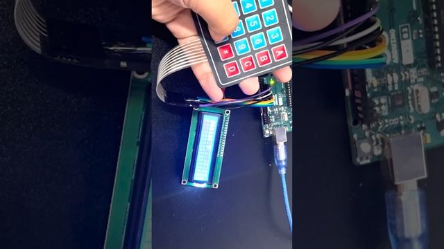 practica Decodificador de teclado matricial y despliegue de mensajes en una LCD смотреть онлайн