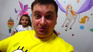 Папа и девочки и их истории игры и приключения