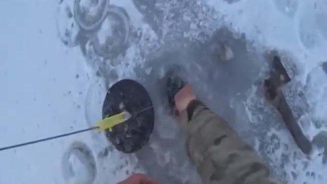 Поклёвка, а лунка замёрзла. Что делать. смотреть онлайн