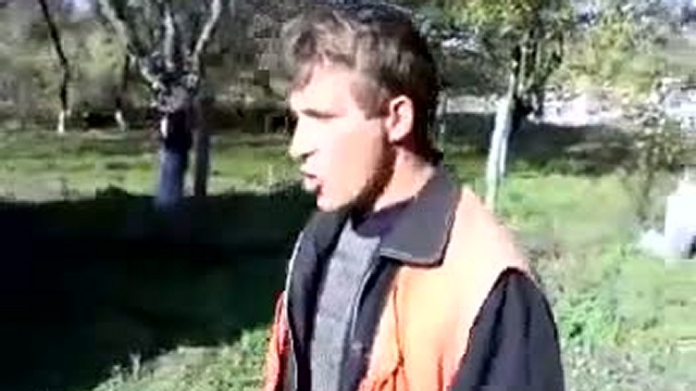 Хохол пытается разбить бутылку об голову смотреть онлайн