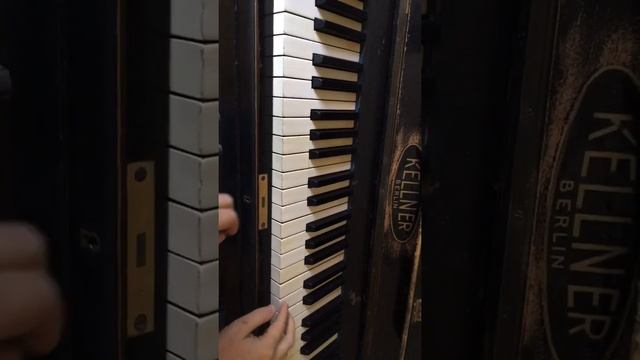 Играем гамму фа-минор на пианино смотреть онлайн