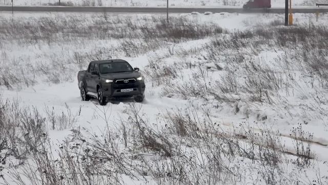 Toyota Hilux против Isuzu D-Max. Тест в лесу непроходимом они прошли. ТЕСТ ДРАЙВ ОБЗОР 2022 смотреть онлайн