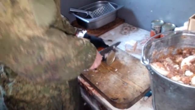 Лайфхак как открыть банку тушенки))) смотреть онлайн