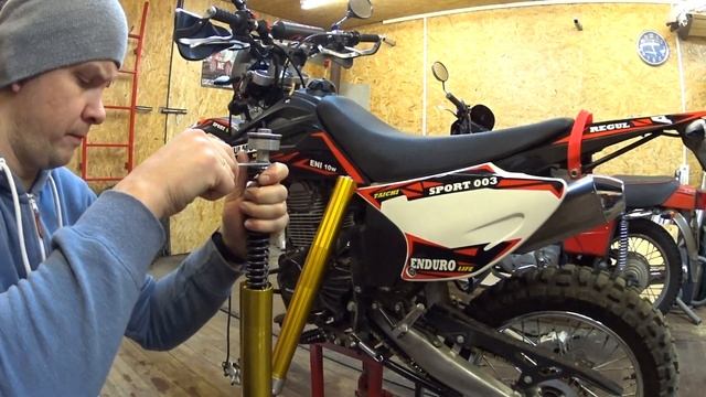 ЗАМЕНА МАСЛА И САЛЬНИКОВ ПЕРЕДНЕЙ ВИЛКИ │ Regulmoto Sport 003 смотреть онлайн