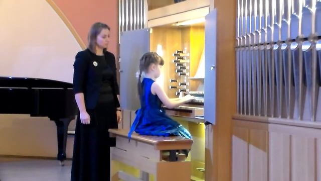 Первое концертное выступление Арины. Орган. смотреть онлайн