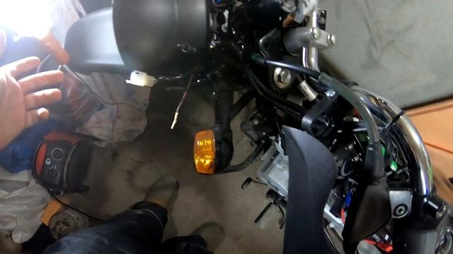 Подготовка электрики для установки гаджетов на мотоцикле Bajaj Boxer BM150X смотреть онлайн