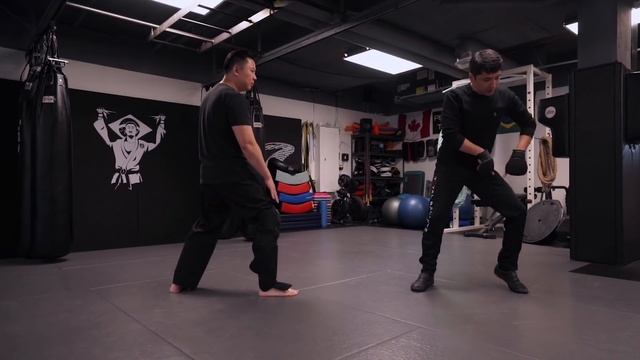 How To Quickly Attack And Retreat With JKD Pendulum Step смотреть онлайн