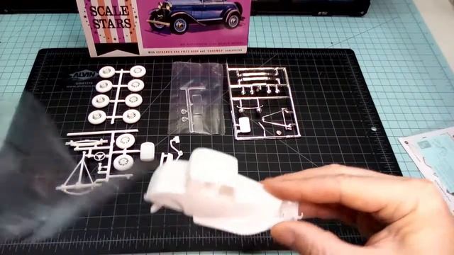 1932 Ford V8 Coupe by AMT Unboxing Review смотреть онлайн