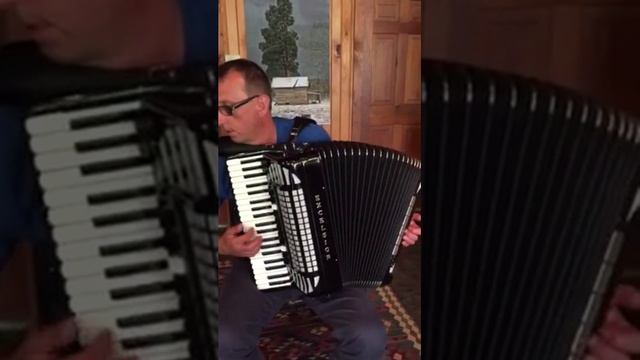 Houseman playing accordion смотреть онлайн